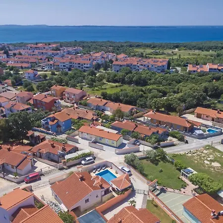 Semesterbostad Three-bedroom Betiga With A Fireplace 02 Barbariga