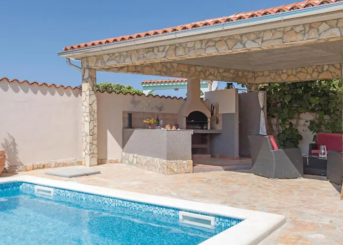 Semesterbostad Three-bedroom Betiga With A Fireplace 02