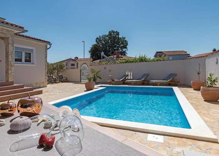 Semesterbostad Three-bedroom Betiga With A Fireplace 02 Barbariga